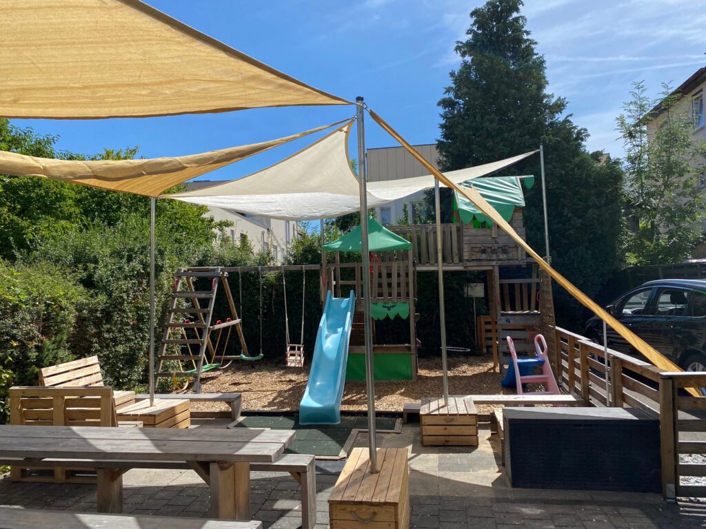 EmMafant Außenbereich mit Sonnenschutz